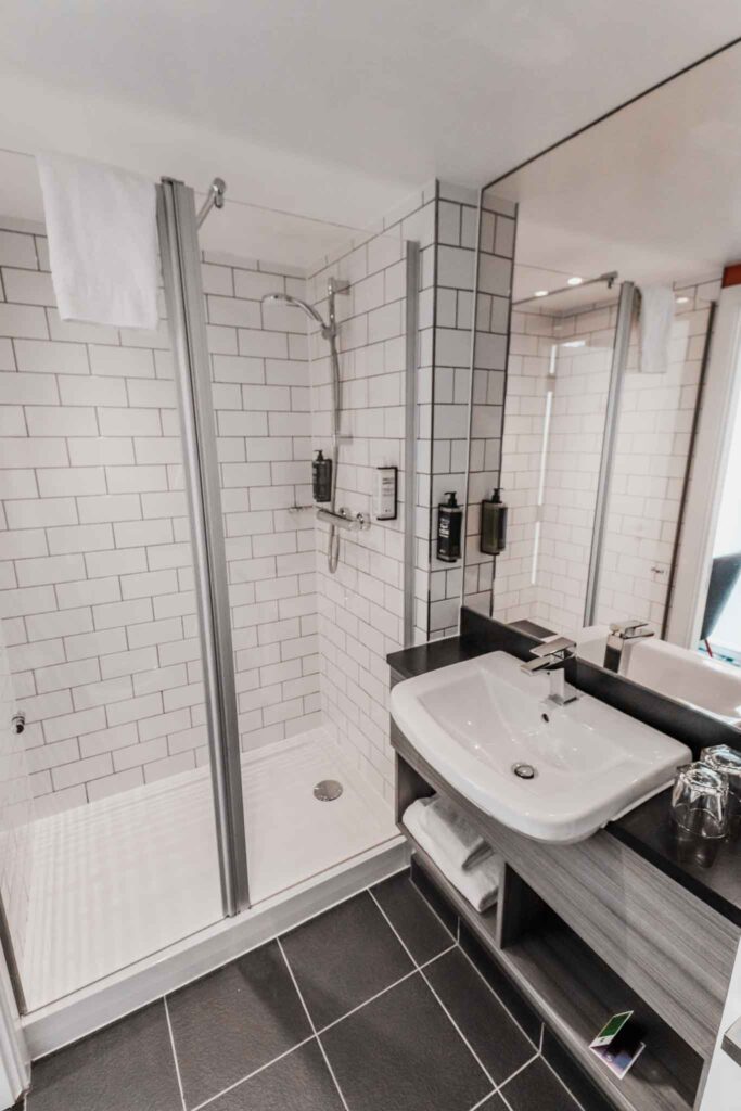 ibis Styles Glasgow Central double room bathroom